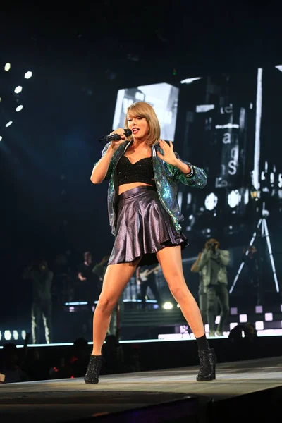 Αμερικανίδα Τραγουδίστρια Taylor Swift Που Εκτελεί Στο World Tour Συναυλία — Φωτογραφία Αρχείου