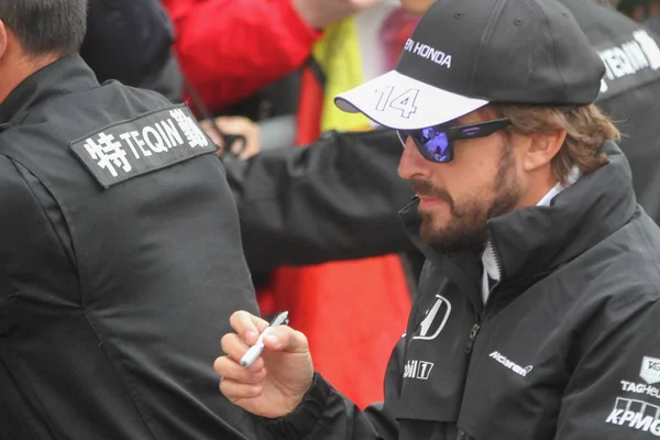 Der Spanische Pilot Fernando Alonso Von Mclaren Gibt Autogramme Für — Stockfoto