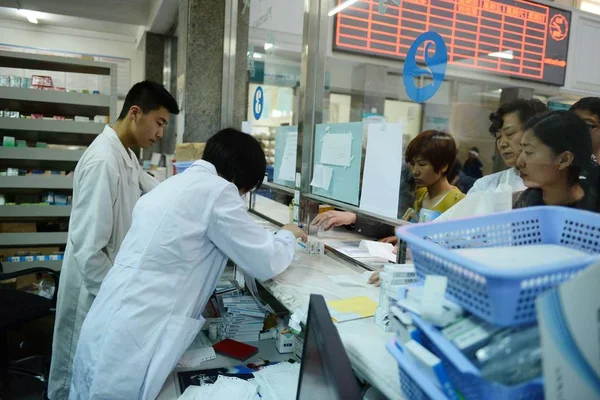 中国の医療従事者は 2014年3月31日 中国東部山東省青島市の病院の診療所で患者にサービスを提供しています — ストック写真