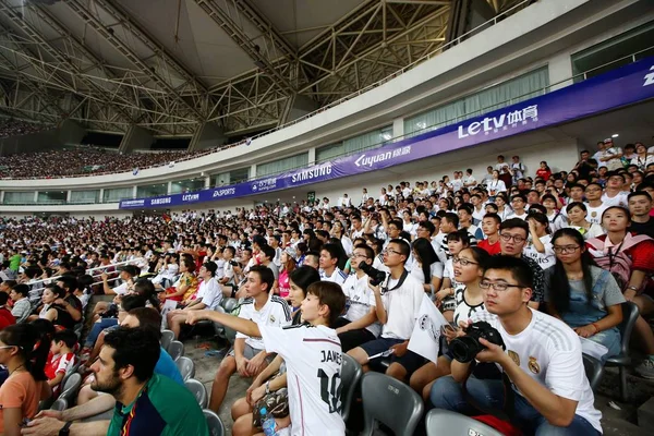 Fotbollsfans Titta Shanghai Matchen Internationella Champions Cup 2015 Mellan Real — Stockfoto