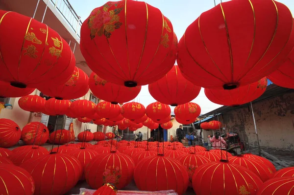 Trabajadores Chinos Hacen Linternas Para Dar Bienvenida Año Nuevo Lunar — Foto de Stock