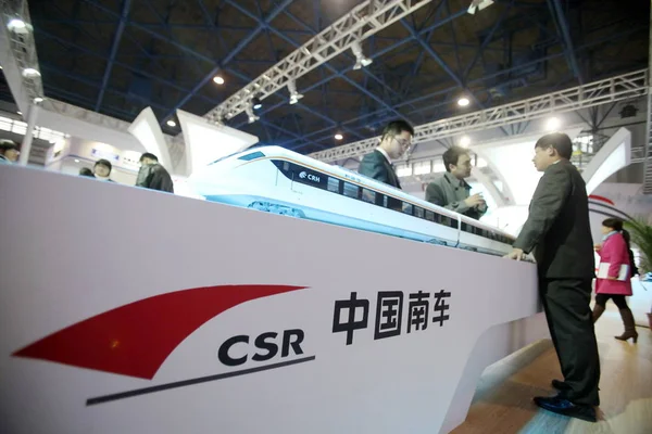 Los Visitantes Chinos Ven Modelos Trenes Bala Crh China Railway — Foto de Stock