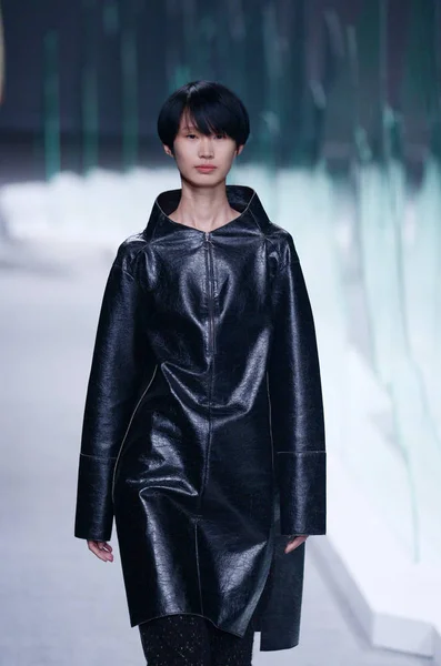 Modelo Exibe Uma Nova Criação Designer Chinês Zhu Chongyun Desfile — Fotografia de Stock