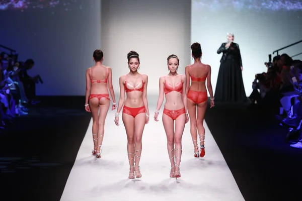 Modellen Weer Nieuwe Creaties Fashion Show Van Chinese Lingeriemerk Yalanka — Stockfoto