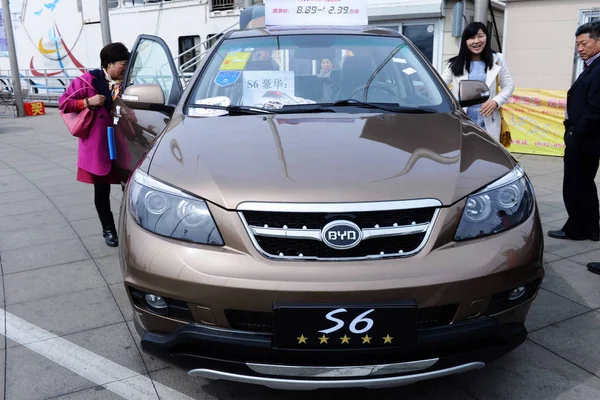 Los Visitantes Observan Byd Durante Una Exposición Automóviles Ciudad Qingdao — Foto de Stock