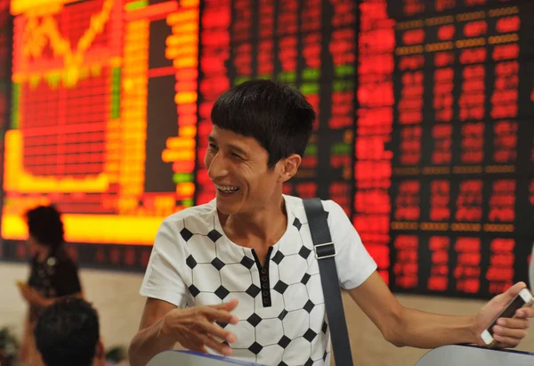 Китайський Інвестора Посмішки Перед Екраном Відображення Shanghai Composite Index Цін — стокове фото