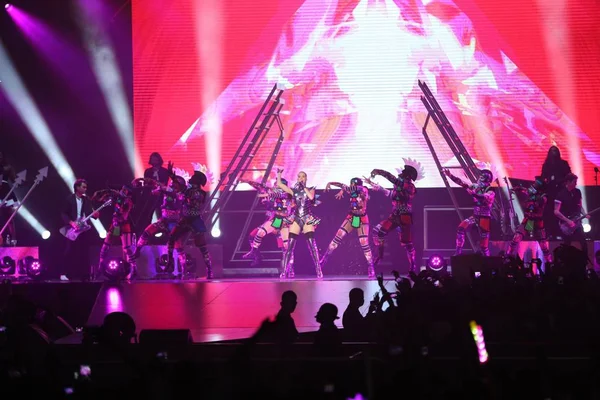 2015年4月18日 美国歌手凯蒂 佩里在中国南方广东省广州市举行的 棱镜世界巡回演唱会 的广州演唱会上表演 — 图库照片