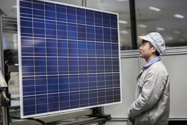 2015년 24일 장쑤성 랴오닝강시 간유현의 태양광 발전소에서 태양광 패널을 점검하는 — 스톡 사진
