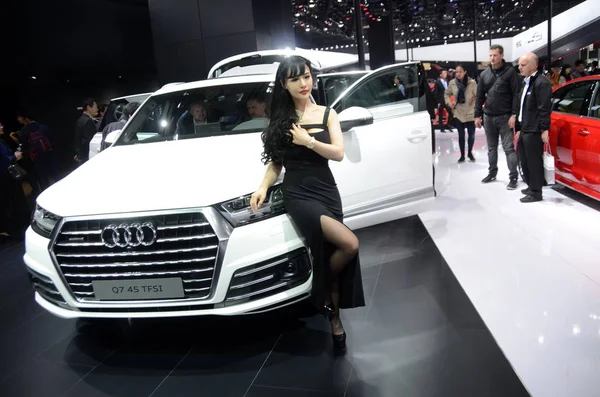 Modelo Posa Com Audi Durante 16Th Shanghai International Automobile Industry — Fotografia de Stock