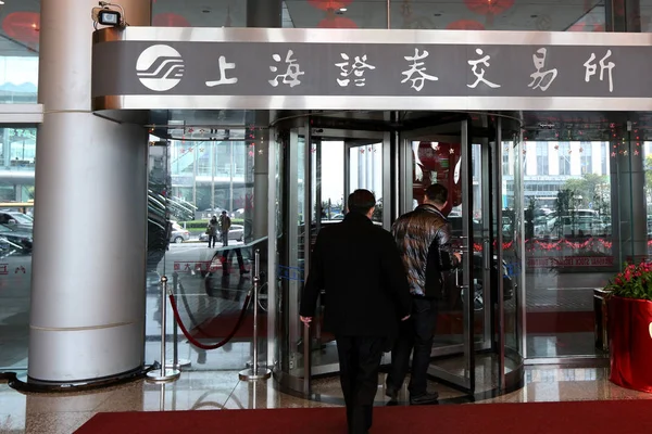 Emberek Elhagyják Shanghai Stock Exchange Lujiazui Pénzügyi Negyedében Pudong Shanghai — Stock Fotó