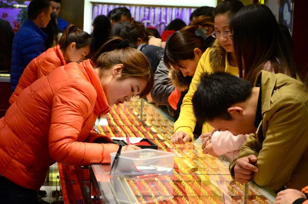 Китайський Клієнти Купують Золотих Прикрас Ювелірному Магазині Xuchang Міста Китаї — стокове фото