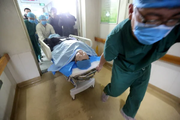 Fangdong Atteint Urémie Centre Trouve Sur Lit Alors Est Sorti — Photo