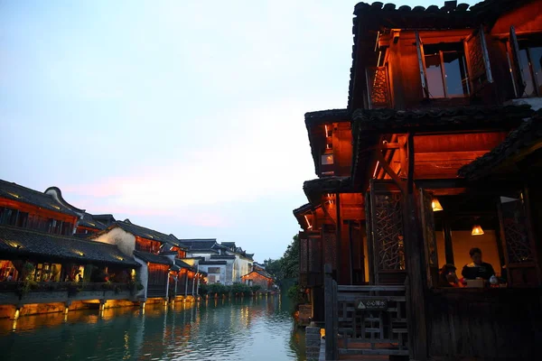 ウーヂェン町の Tongxiang 東シナ州浙江省 Shihe 川沿いの伝統的な中国家屋の眺め 2015 月24日 — ストック写真
