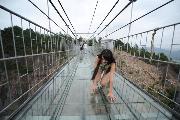 Visiteur Rampe Sur Pont Suspendu Fond Verre 180 Mètres Haut — Photo