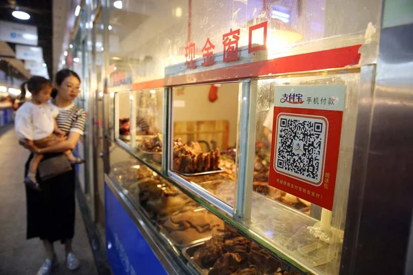 Chinese Customer Carrying Her Daughter Walks Stall Supported Mobile Payment — Stock Photo, Image