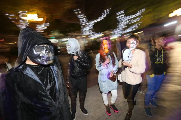 Junge Menschen Halloween Kostümen Nehmen Einer Party Zur Feier Von — Stockfoto