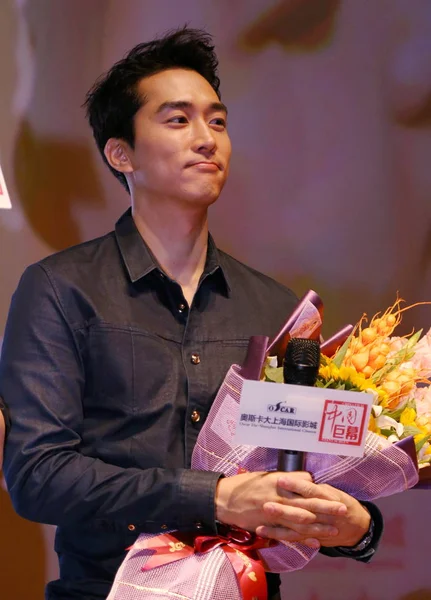 Acteur Sud Coréen Song Seung Heon Tient Bouquet Fleurs Lors — Photo