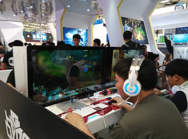 Visitors Play Online Games 13Th China Digital Entertainment Expo Also — Stock Photo, Image