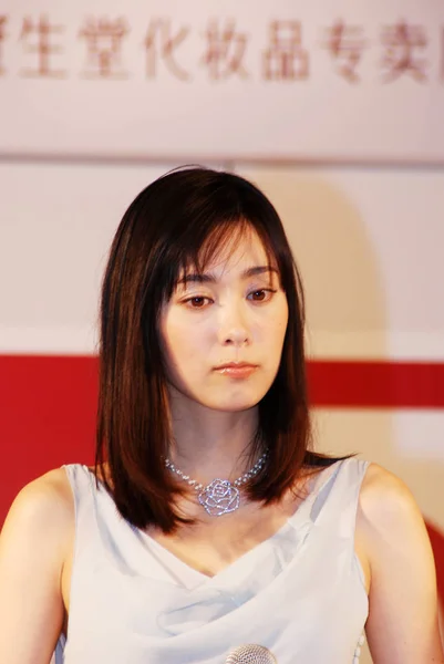 2009年2月16日 日本女演员藤国和秀在中国上海举行的资生堂化妆品和护肤品促销活动中摆姿势 — 图库照片