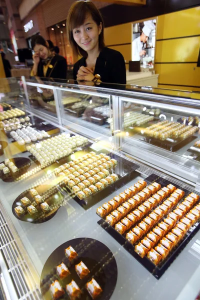 Empleados Chinos Venden Chocolates Una Boutique Ferrero Ferrero Rocher Centro — Foto de Stock
