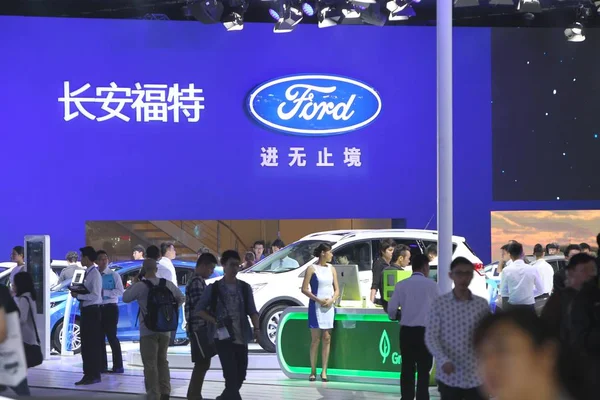 Lidé Navštívit Stánek Ford Čína Guangzhou Mezinárodní Automobilové Výstavy Známý — Stock fotografie