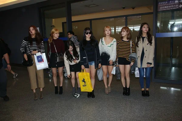 Члены Южнокорейской Женской Группы Aoa Прибывают Международный Аэропорт Таоюань После — стоковое фото