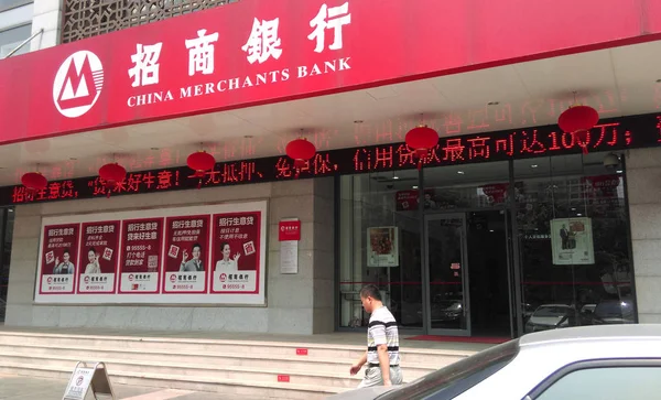 Gyalogos Elsétál Egy Kínai Kereskedelmi Bank Cmb Ága Haikou Városban — Stock Fotó