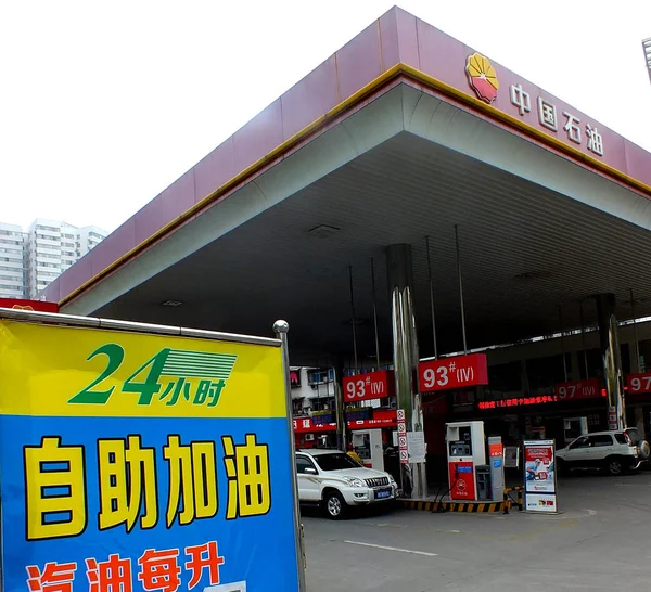 Automóvil Está Siendo Repostado Una Gasolinera Petrochina Una Subsidiaria Cnpc —  Fotos de Stock