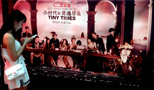 Kinesisk Moviegoer Tittar Hennes Mobiltelefon Framför Affisch Filmen Tiny Times — Stockfoto