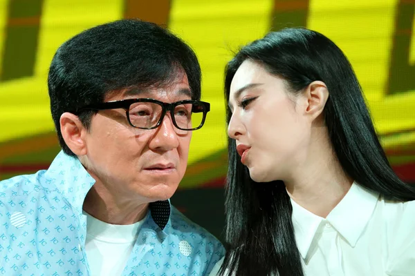 File Chinese Actress Fan Bingbing Right Whispers Hong Kong Action — Stock Photo, Image