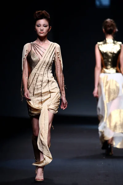モデルは 2015 上海に上海ロンドンファッションウィークの春 2016 年中クリストフ Terzian ファッションショーで新しい創造を表示します — ストック写真