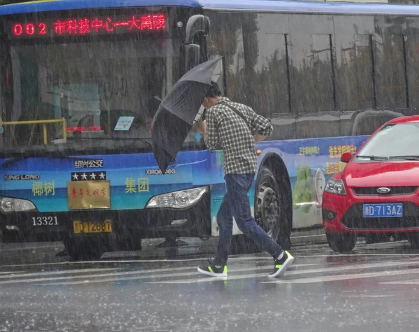 2015年7月11日 在中国东部浙江省绍兴市 一名行人在一条公路上冒着台风 引起的强风和大雨 — 图库照片
