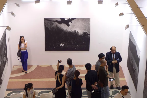 Відвідувачі Роздивляються Фотографії Дисплеї Під Час Перегляду Фото Шанхай 2015 — стокове фото