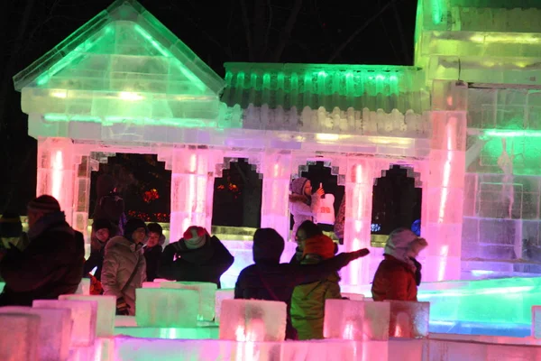 Люди Посещают Ледяные Скульптуры Преддверии Харбинского Международного Фестиваля Льда Снега — стоковое фото