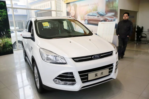 File Ford Kuga Jelenik Meg Kereskedés Ford Sanghajban Kína Február — Stock Fotó