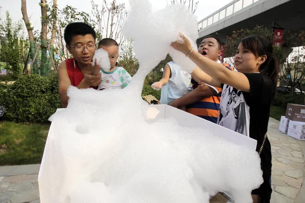 Local Chinese Residents Have Fun Foams Rising Cloud Machine Street — Stock Photo, Image