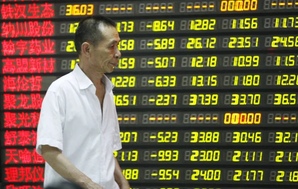 Заинтересованный Китайский Инвестор Проходит Мимо Экрана Показывающего Цены Акции Зеленые — стоковое фото
