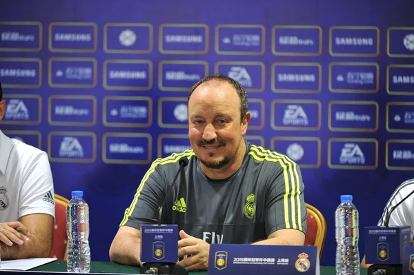 Cheftrainer Rafael Benitez Von Real Madrid Lächelt Auf Einer Pressekonferenz — Stockfoto