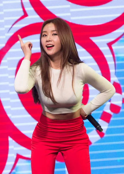 Учасник Групи Південнокорейських Дівчина Fiestar Співає Танцює Під Час Концерту — стокове фото