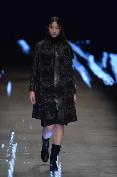 Modell Visar Skapelse Rosemoo Modevisning Kina Mode Vecka Höst Vinter — Stockfoto