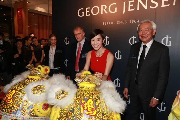 香港女演员谢志伟 于2015年2月25日在中国澳门威尼斯人度假村酒店举行的格奥尔格 詹森专卖店开幕式上摆姿势 — 图库照片