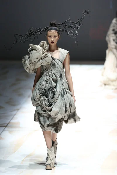 Модель Демонстрирует Новое Творение Показе Мод Defan Время Китайской Недели — стоковое фото