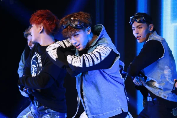 韓国の少年グループ Monsta のメンバーは 彼らの新しい音楽アルバム ラッシュ ソウル 南朝鮮のプレミア イベントで実行 2015 — ストック写真