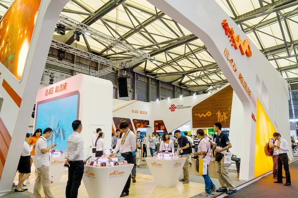 Pessoas Visitam Estande China Unicom Durante Gsma Mobile World Congress — Fotografia de Stock