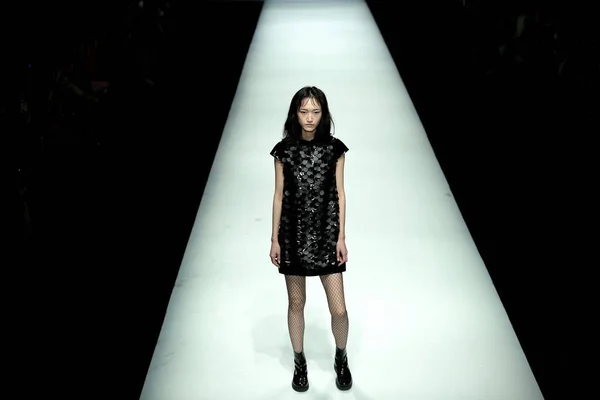 Modell Visar Skapelse Cristiano Burani Modevisning Kina Mode Vecka Höst — Stockfoto