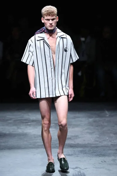 Model Wyświetla Nowe Stworzenie Xander Zhou Pokaz Mody Podczas Mężczyzn — Zdjęcie stockowe