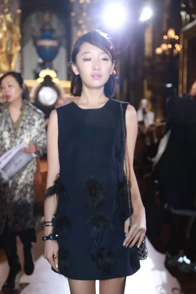 Chińska Aktorka Zhou Dongyu Stawia Pokaz Mody Stella Mccartney Podczas — Zdjęcie stockowe