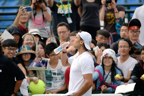 西班牙网球明星拉斐尔 纳达尔 6日在中国上海举行的 5年上海劳力士大师赛网球比赛中 即将与瑞士选手斯塔尼斯拉斯 瓦林卡进行的第四轮男单比赛的训练课上喝了水 — 图库照片