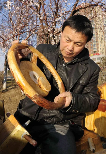Κινέζος Ξυλουργός Liu Fulong Εγκαθιστά Τιμόνι Στο Τρίτο Σπιτικό Ξύλινο — Φωτογραφία Αρχείου