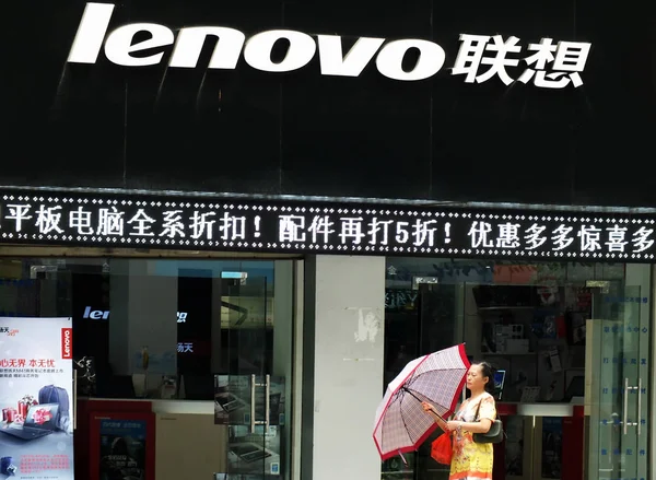 Ein Fußgänger Geht Einem Lenovo Geschäft Der Stadt Yichang Der — Stockfoto